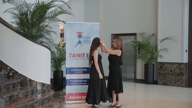 Salma Jardak remet une médaille à une étudiante devant le kakémono Tanit Edu